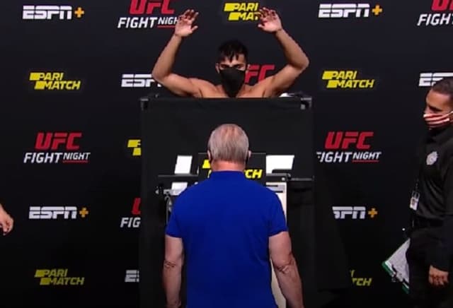 Novo biombo, apresentado nesta pesagem, evita que lutadores usem artimanhas (Foto: Reprodução/YouTube/UFC)