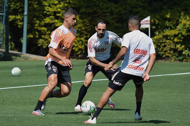 Elenco do São Paulo se reapresenta nesta segunda