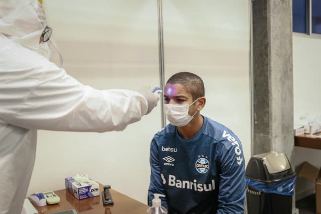 David Braz, zagueiro do Grêmio, mede temperatura antes de treinamento (Lucas Uebel / Grêmio)