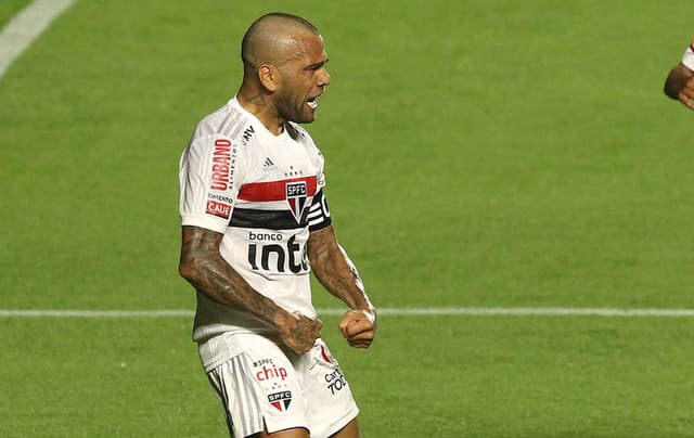 Daniel Alves - São Paulo x Fortaleza