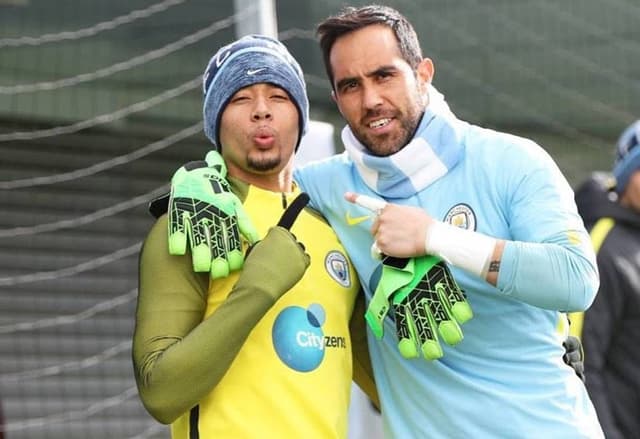 Gabriel Jesus e Claudio Bravo no Manchester City