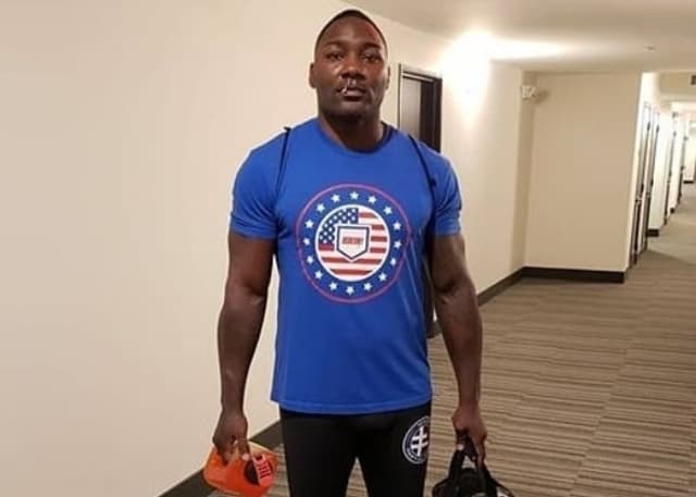 Anthony Johnson vai realizando o protocolo para retornar ao plantel do UFC (Foto: Reprodução/Instagram/@anthony_rumble)