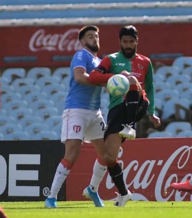 Loco Abreu em ação pelo Boston River