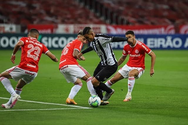 O Galo ficou preso nas linhas defensivas do colorado na noite deste sábado, no Beira Rio