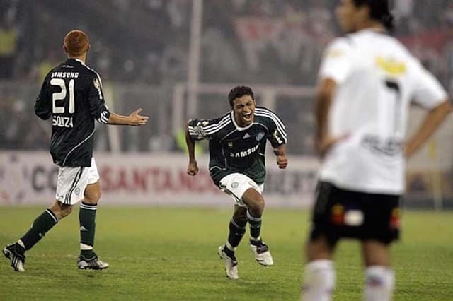 Cleiton Xavier celebra gol contra o Colo-Colo na Libertadores de 2009 (Foto: Divulgação)