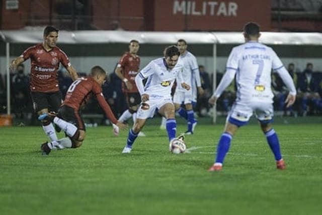 O time do Cruzeiro teve uma melhora, mas ainda está aquém do que se espera da equipe na Série B