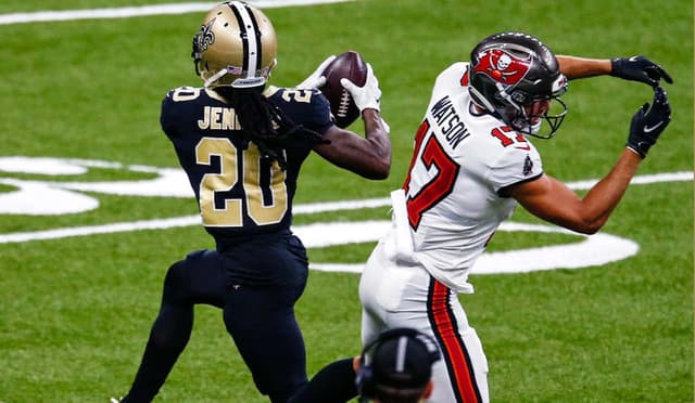 Tom Brady lançou interceptação que foi retornada para TD por Janoris Jenkis