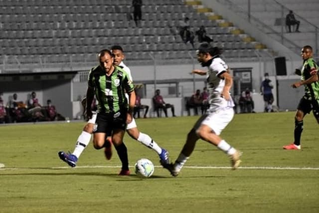 América-MG e Ponte Preta tiveram uma noite de intenso duelo no jogo de ida da quarta fase da Copa do Brasil