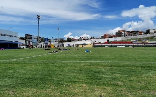 Chacaritas x Atlético Santo Domingo - Jogadores deitados no gramado por ataque de abelhas