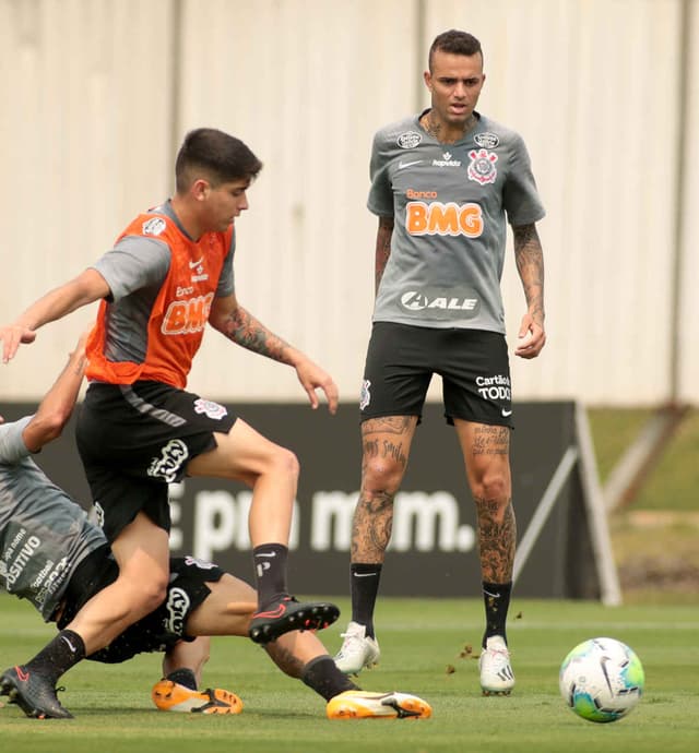 Luan foi a novidade do Corinthians no treino da manhã deste sábado