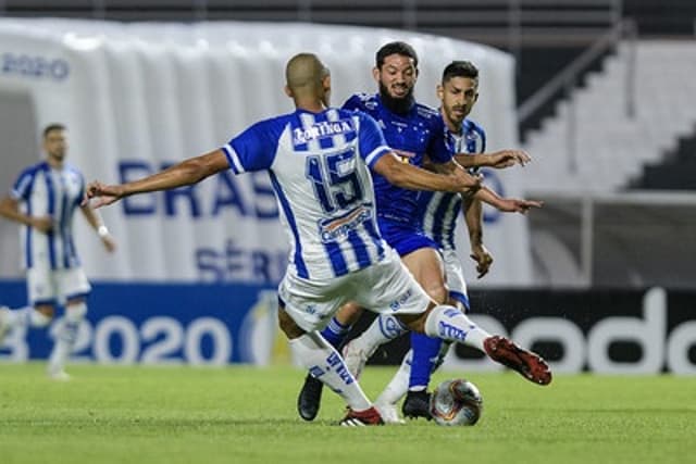 O Cruzeiro teve uma noite de muitas dificudades em Maceió, contra o CSA