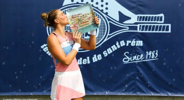 Beatriz Haddad Maia beija troféu de ITF de Santarém