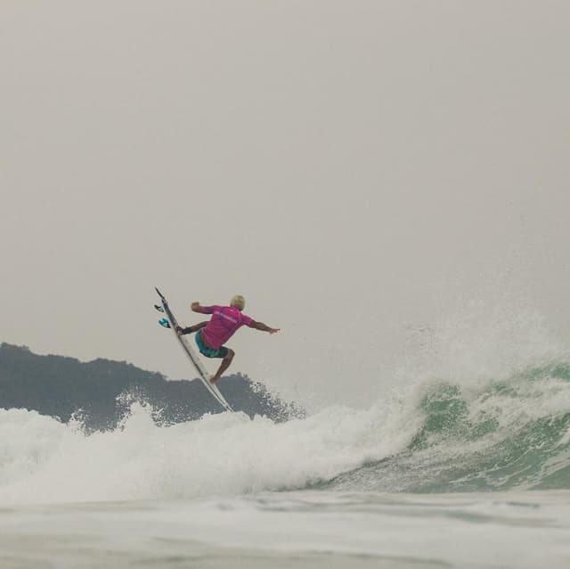 Evento Onda do Bem da WSL ocorreu na sexta-feira (18), em praia fechada.