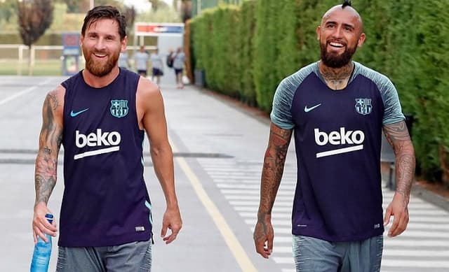 Lionel Messi e Arturo Vidal nos tempos de Barcelona