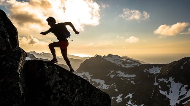 Kilian Jornet nos Alpes, em cena do documentário "Summits of My Life". (Divulgação)