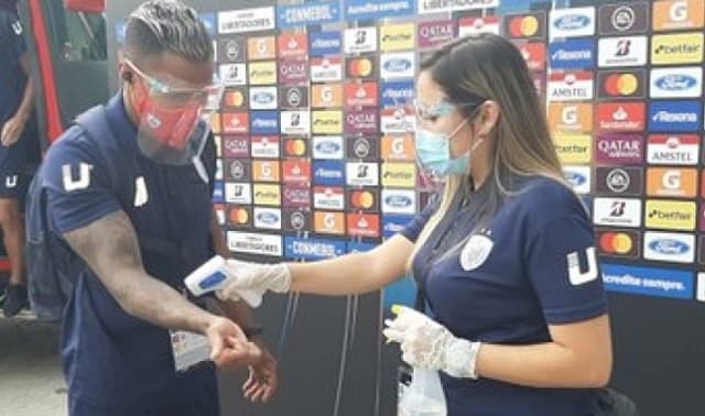 Medição de temperatura nos jogadores do Estudiantes de Mérida