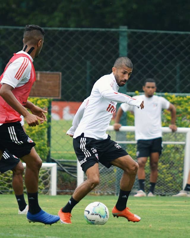 Rojas treinou com bola no CT da Barra Funda e demonstra avanço em sua recuperação