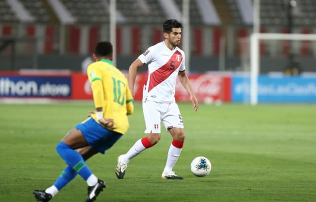 Neymar acompanha de longe Zambrano fazer a jogada