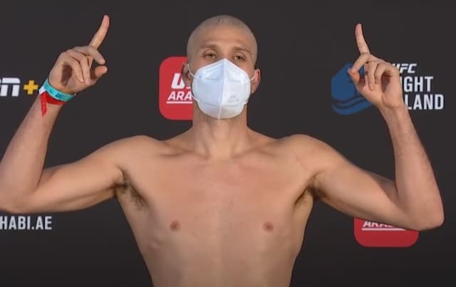 Careca, Ortega bateu o peso e confirmou a luta principal do UFC Fight Night 180 (Foto: Reprodução/YouTube/UFC)