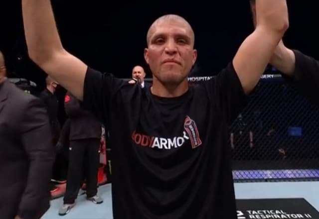 Após atuação dominante, Brian Ortega se coloca como próximo desafiante ao cinturão dos penas (Foto: Reprodução/Combate)