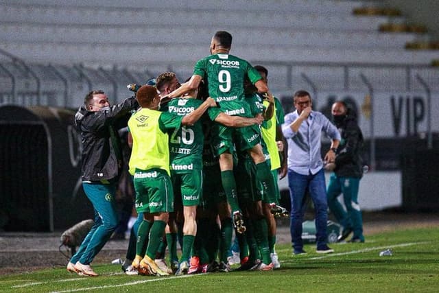 Chapecoense comemora gol contra a Ponte