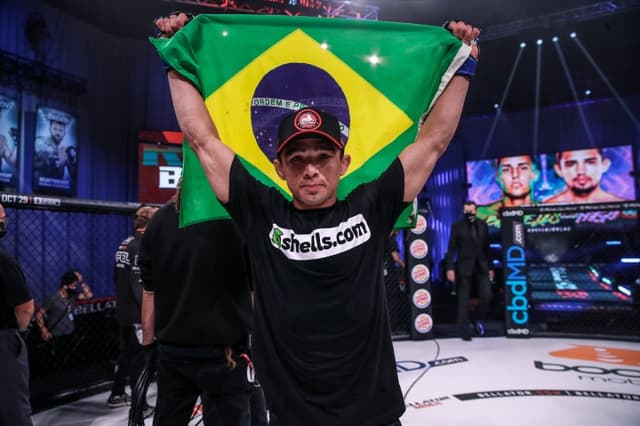 Leandro Higo venceu a segunda seguida e se aproxima do cinturão peso-galo (Foto: divulgação Bellator)