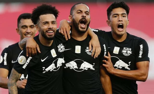 Jogadores do Bragantino comemoram gol contra o Goiás