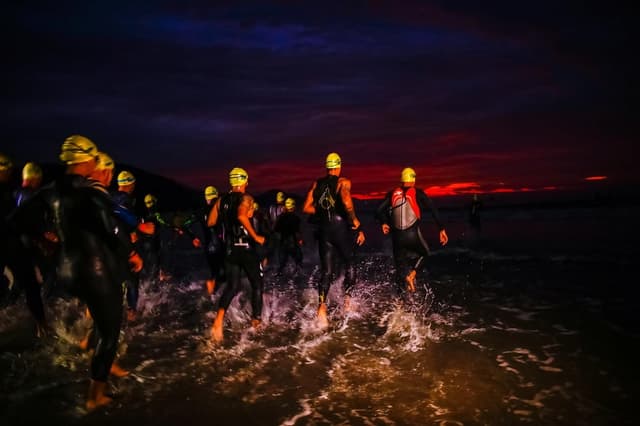 Ultratriatletas  largam para mais uma edição da UB515, com 10km de natação, 421km de ciclismo e 84,4km de corrida. (Foto de Sandra Guedes/Divulgação))