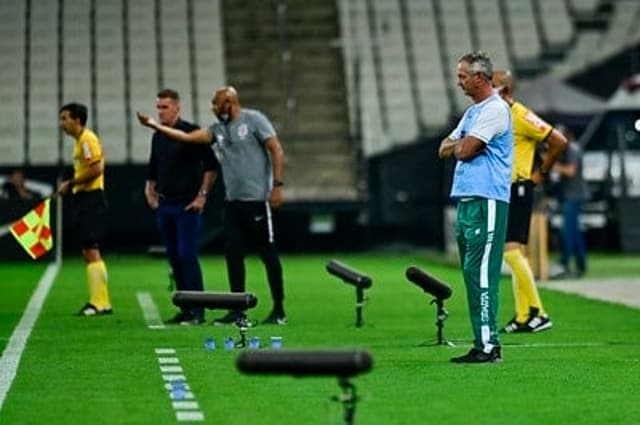 Lisca teve competência em armar o Coelho diante do Timão e "estrela" nas substituições. Quem entrou, ajudou o Coelho a vencer em São Paulo