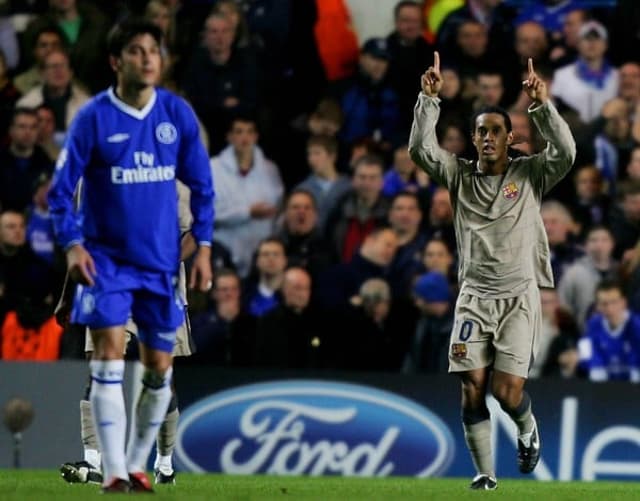 Ronaldinho comemora gol pelo Barcelona sobre o Chelsea em 2005