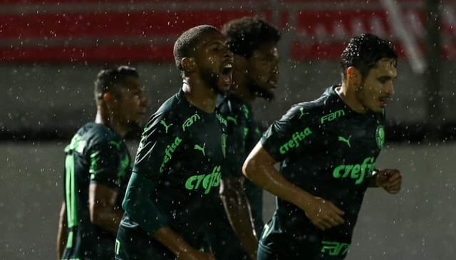 Wesley comemora ao marcar contra o Bragantino