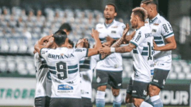 Jogadores do Coritiba comemoram gol sobre o Atlético-GO