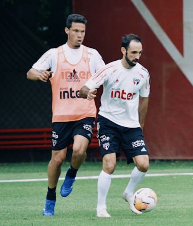 Juanfran e Hernanes