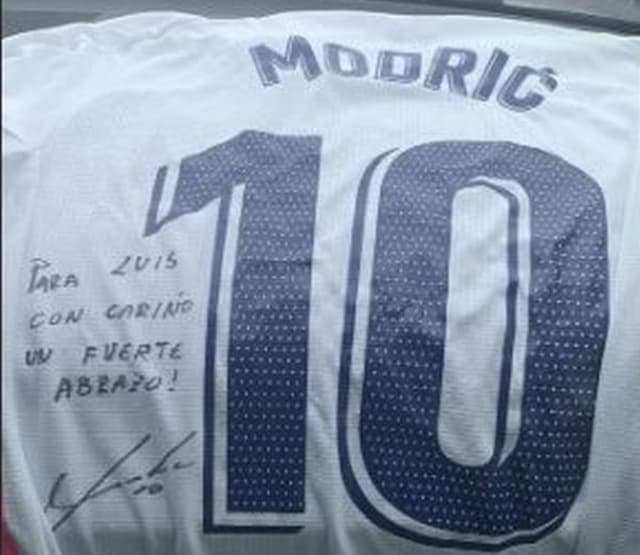 Camisa autografada por Modric para Luis Advíncula