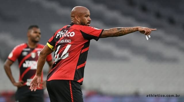 Thiago Heleno com a camisa do Athletico Paranaense