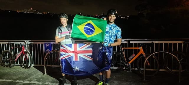 Ricardo Medeiros (à direita) fechou o desafio Everesting e conseguiu arrecadar mais de 100 cestas básicas para ONG carioca. (Arquivo pessoal)