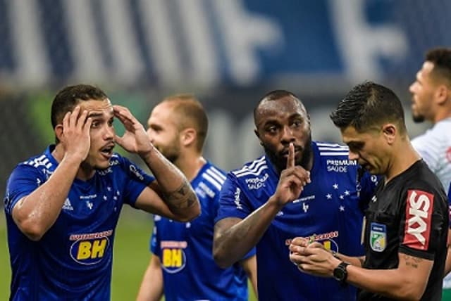 Pottker e os jogadores do Cruzeiro reclamaram da expulsão do atacante, um equívoco da arbitragem