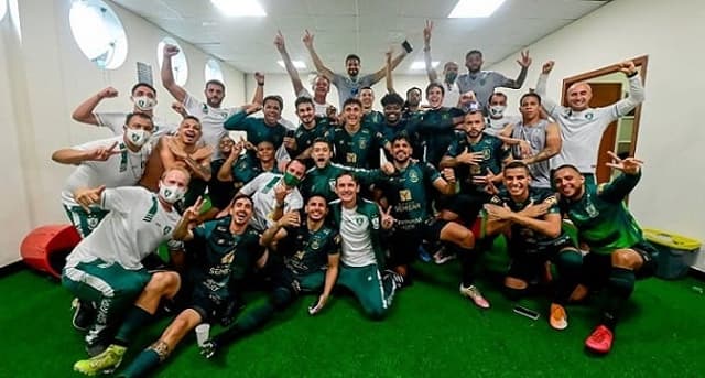 Elenco do América-MG após a classificação na Copa do Brasil diante do Internacional