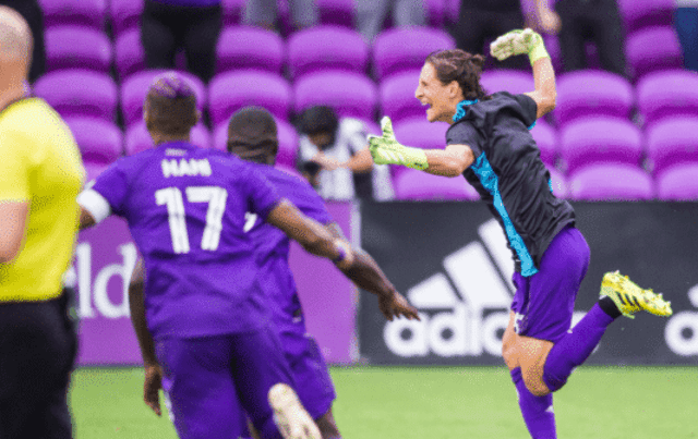 Rodrigo Schlegel comemora pênalti defendido no Orlando City