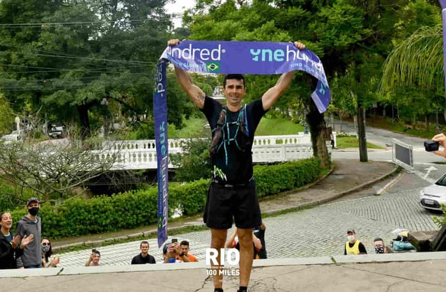 Rodrigo Oliveira comemora a vitória na primeira rodada da FKT Rio One Hundred® Caminho do Imperador, com recorde. (Matias Novo/Divulgação).jpeg