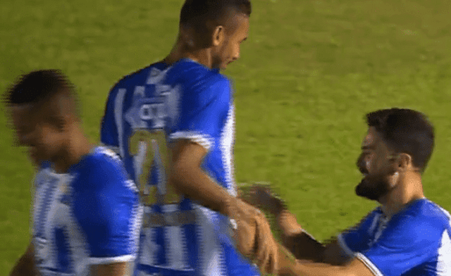 Airton comemora gol de cabeça pelo Avaí