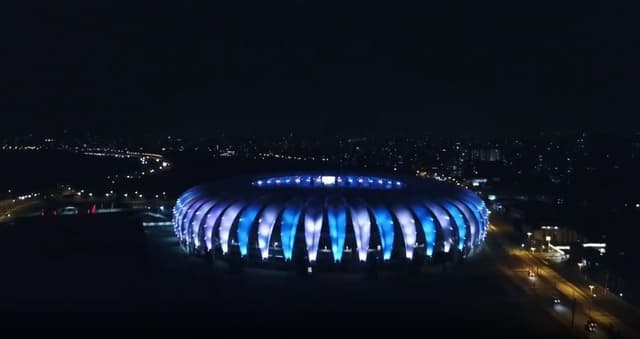 Beira-Rio iluminado de azul e branco em homenagem a Maradona