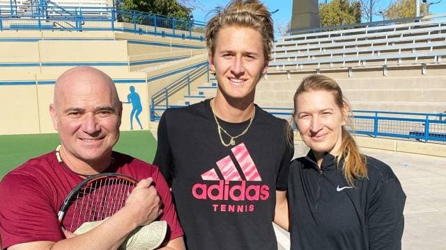 Andre Agassi, Sebastian Korda e Steffi Graf após treino em Las Vegas