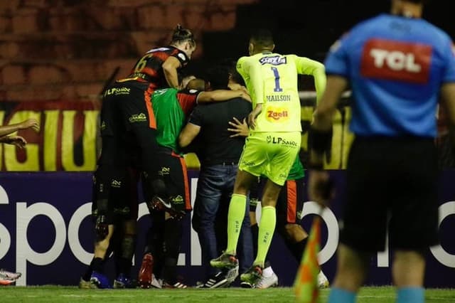 Jogadores do Sport comemoram gol contra o Coritiba