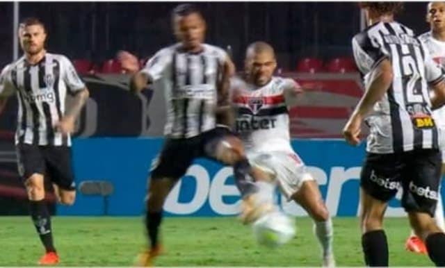 A expulsão de Allan "enterrou" de vez as chances do Galo de virar o jogo no Morumbi