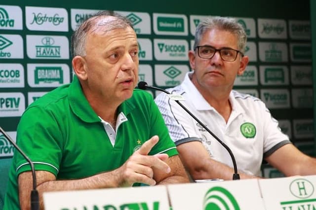 Paulo Magro, presidente da Chapecoense (esq.)