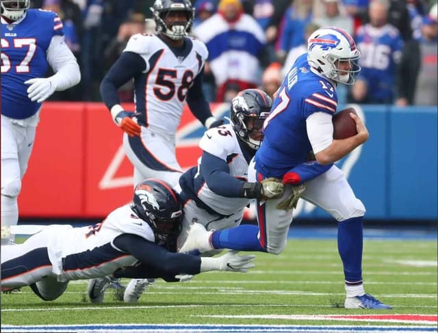 Josh Allen é tackleado em partida contra os Broncos em 2019