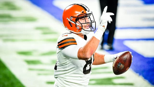 Austin Hooper anota o primeiro TD dos Browns na fácil vitória deste SNF