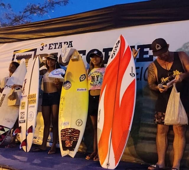 Ao centro, as alunas da DALTRO, a vice campeã Sarah Ozorio e a campeã Letícia Calleia(Foto? Recreio Surfe Clube)