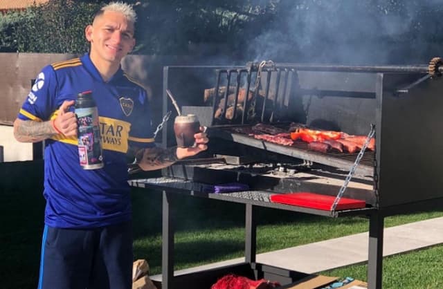 Lucas Torreira com a camisa do Boca Juniors